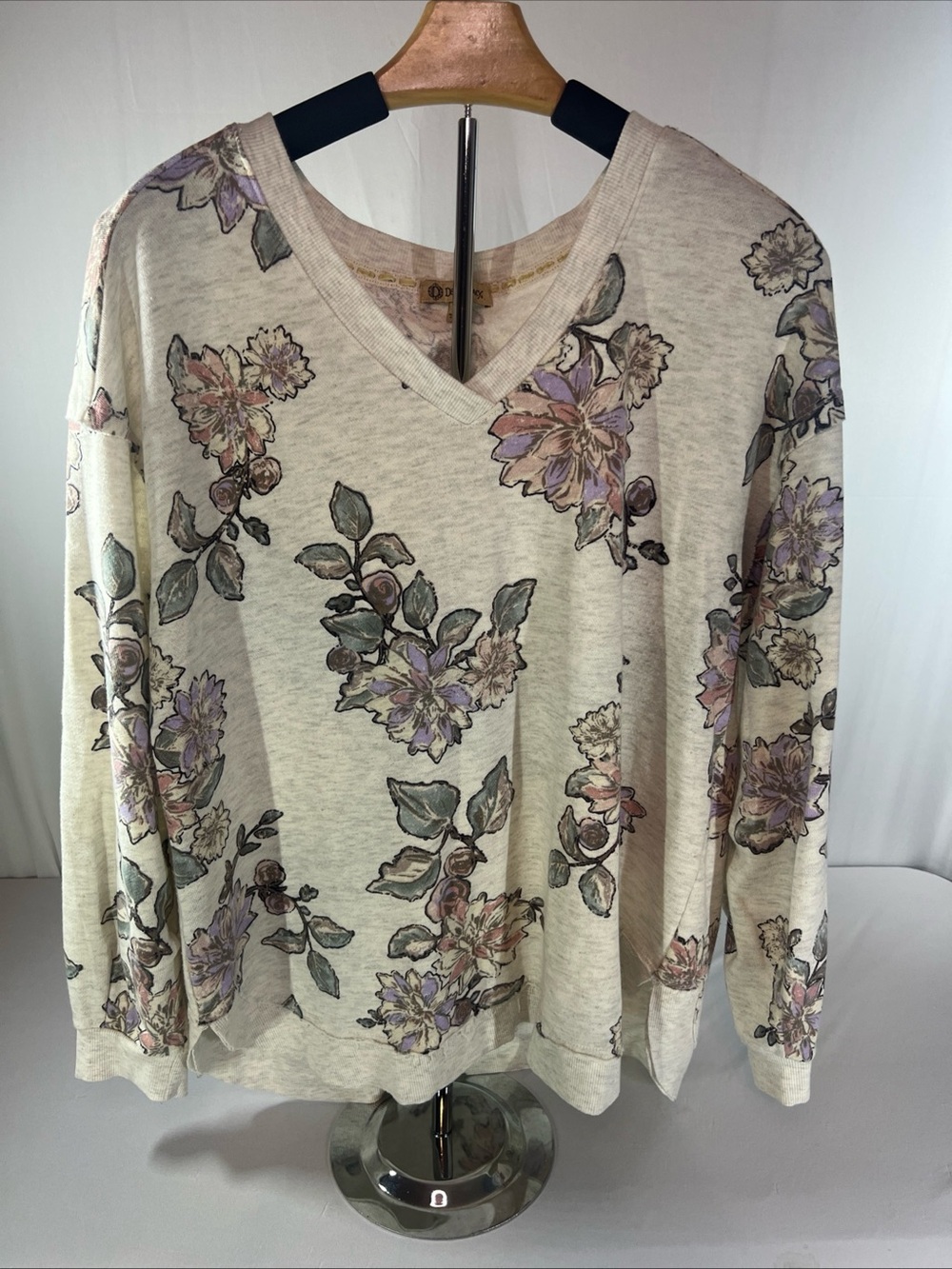 Democracy Women's Size Large Floral V-Neck Top Knit Pullover Long Sleeve Cream